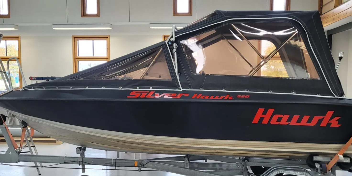 Musta venekuomu Silver Hawk 520 -veneessä
