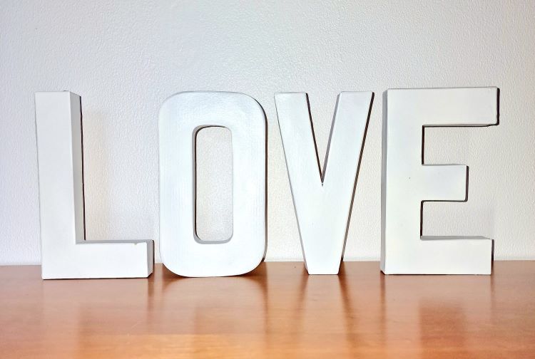 Love -pahvikirjaimet