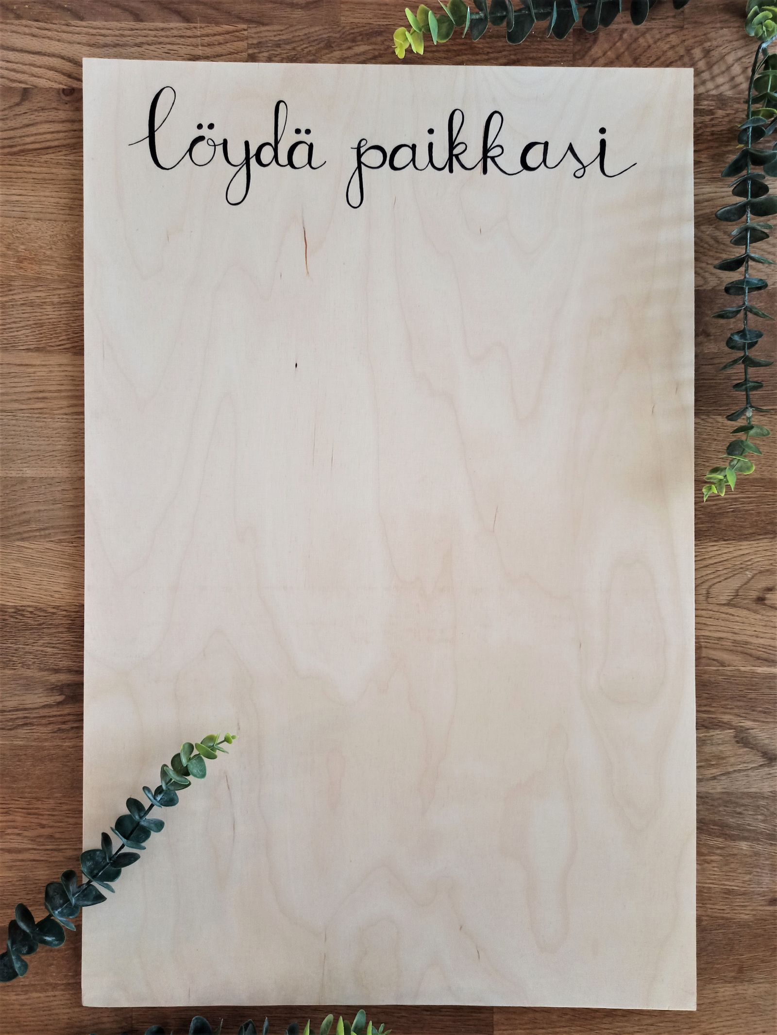 Vanerinen löydä paikka -kyltti